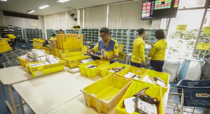Contribuinte deve pagar rombo dos Correios, diz ministro