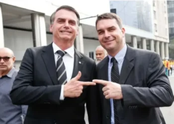 Bolsonaro confirma em carta pré-candidatura de Flávio; incrédulos agora acreditam