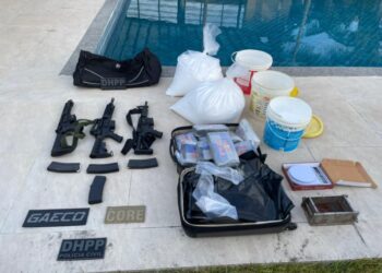 Polícia desarticula depósito de armas e drogas e prende liderança criminosa