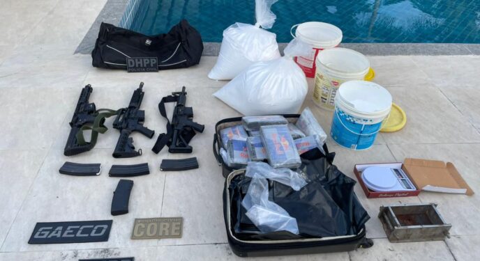 Polícia desarticula depósito de armas e drogas e prende liderança criminosa