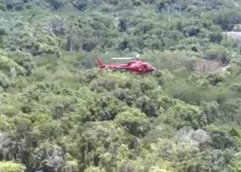 Queda de helicóptero deixa três pessoas mortas no RJ Queda ocorreu em área de mata fechada em Guaratiba Três passageiros morreram durante a queda de um helicóptero em uma região de mata, em Guaratiba, na Zona Oeste da cidade do Rio de Janeiro. O resgate dos corpos é feito pelo Corpo de Bombeiros. Em nota, a corporação informou que a queda ocorreu em uma área de mata fechada, dificultando o acesso. O local fica perto do cruzamento entre a Avenida Levy Neves e a Rua Tasso da Silveira. “O Grupamento de Operações Aéreas, especialistas do Grupo de Operações Especiais e militares do quartel de Guaratiba estão mobilizados na ocorrência, em uma área de difícil acesso”, diz a nota. Ainda não há informações sobre a origem e o destino da aeronave. Fonte: Agência Brasil