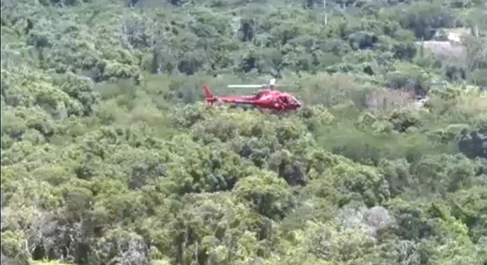 Queda de helicóptero deixa três pessoas mortas no RJ Queda ocorreu em área de mata fechada em Guaratiba Três passageiros morreram durante a queda de um helicóptero em uma região de mata, em Guaratiba, na Zona Oeste da cidade do Rio de Janeiro. O resgate dos corpos é feito pelo Corpo de Bombeiros. Em nota, a corporação informou que a queda ocorreu em uma área de mata fechada, dificultando o acesso. O local fica perto do cruzamento entre a Avenida Levy Neves e a Rua Tasso da Silveira. “O Grupamento de Operações Aéreas, especialistas do Grupo de Operações Especiais e militares do quartel de Guaratiba estão mobilizados na ocorrência, em uma área de difícil acesso”, diz a nota. Ainda não há informações sobre a origem e o destino da aeronave. Fonte: Agência Brasil