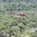 Queda de helicóptero deixa três pessoas mortas no RJ Queda ocorreu em área de mata fechada em Guaratiba Três passageiros morreram durante a queda de um helicóptero em uma região de mata, em Guaratiba, na Zona Oeste da cidade do Rio de Janeiro. O resgate dos corpos é feito pelo Corpo de Bombeiros. Em nota, a corporação informou que a queda ocorreu em uma área de mata fechada, dificultando o acesso. O local fica perto do cruzamento entre a Avenida Levy Neves e a Rua Tasso da Silveira. “O Grupamento de Operações Aéreas, especialistas do Grupo de Operações Especiais e militares do quartel de Guaratiba estão mobilizados na ocorrência, em uma área de difícil acesso”, diz a nota. Ainda não há informações sobre a origem e o destino da aeronave. Fonte: Agência Brasil