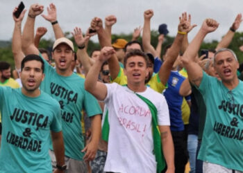 Nikolas Ferreira e outros parlamentares vão visitar a Bolsonaro