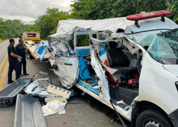 Acidente com ambulância e caminhão parado causa morte médico, enfermeira e ocupante
