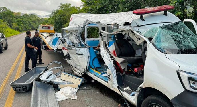 Acidente com ambulância e caminhão parado causa morte médico, enfermeira e ocupante
