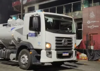 Salvador: Foliã morre ao tentar subir em caminhão de limpeza no Carnaval