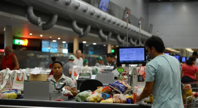 Sob pressão, Governo recua e adia regra sobre trabalho no comércio em feriados