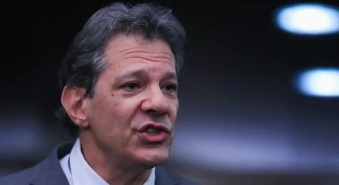 Haddad tentar justificar alta de imposto sobre importados