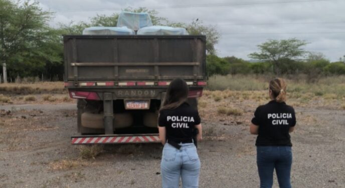 Polícia prende 4 suspeitos, recupera carga roubada e apreende arma na Bahia
