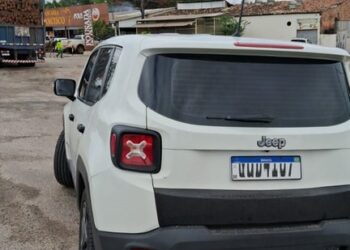 PRF prende 2 motoristas e recupera 2 veículos roubados na Bahia