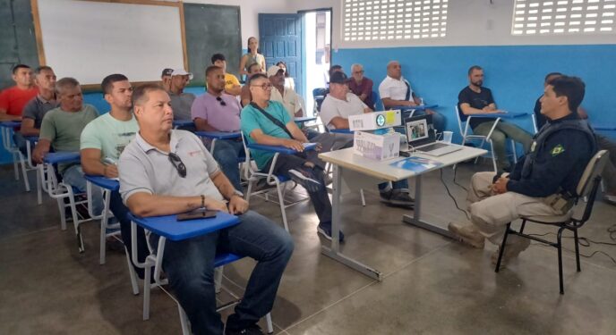 PRF promove palestra sobre segurança no transporte escolar no interior baiano