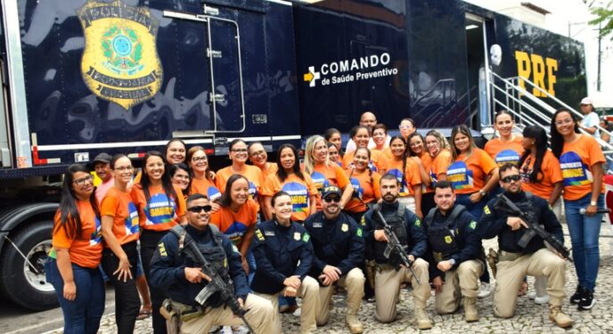 Carreta da Saúde da PRF faz milhares de atendimentos e vai a mais uma cidade baiana