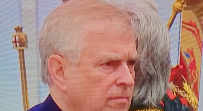 Ex-príncipe Andrew é preso no Reino Unido por ligações com Epstein