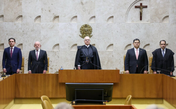 Fachin reconhece abusos do STF e pede respeito à separação dos poderes