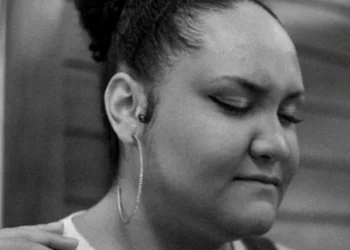 Cantora gospel morre depois de ser arremessada de brinquedo em parque de diversões