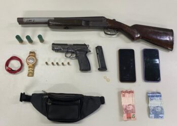 PM prende um suspeito ferido e aprende armas de fogo, dinheiro e drogas na Bahia