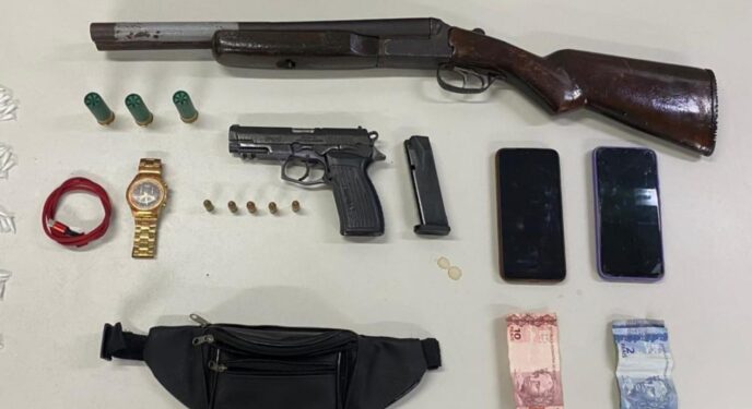PM prende um suspeito ferido e aprende armas de fogo, dinheiro e drogas na Bahia