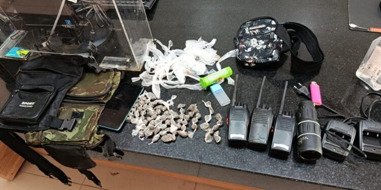 PM apreende drogas e equipamentos do tráfico em 2 cidades baianas