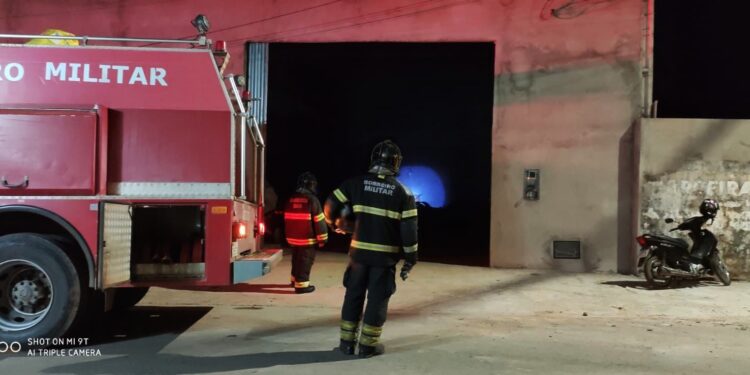 Bombeiros Militares combatem incêndio em galpão de pneus no interior baiano
