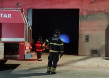 Bombeiros Militares combatem incêndio em galpão de pneus no interior baiano