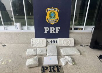 PRF apreende quase 5 kg de cocaína escondidos em ônibus na Bahia