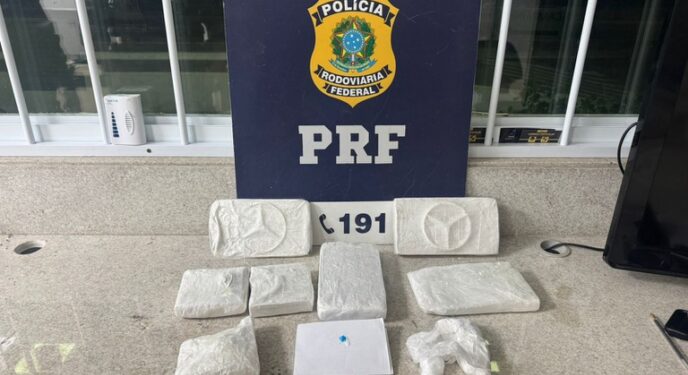 PRF apreende quase 5 kg de cocaína escondidos em ônibus na Bahia