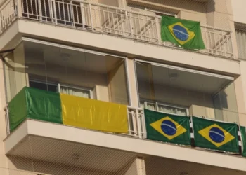 Condomínio vai multar morador por bandeira do Brasil na varanda durante Copa e eleições