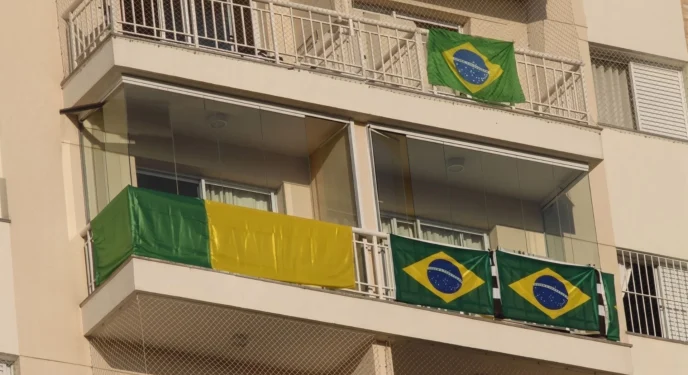 Condomínio vai multar morador por bandeira do Brasil na varanda durante Copa e eleições