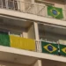 Condomínio vai multar morador por bandeira do Brasil na varanda durante Copa e eleições