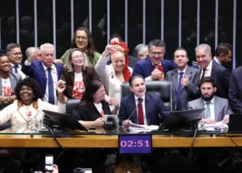 Câmara aprova PEC pelo fim da escala 6×1