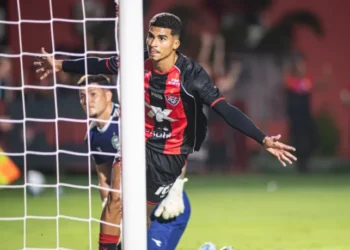 Brasileiro: Vitória goleia Coritiba em jogo no Barradão