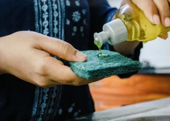 Anvisa suspende marca famosa de detergente e manda recolher produtos