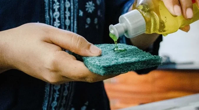 Anvisa suspende marca famosa de detergente e manda recolher produtos