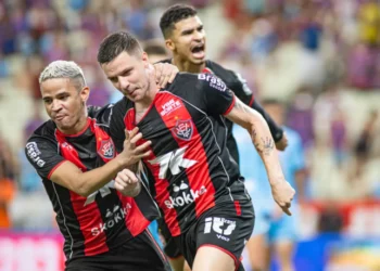 Copa Nordeste: Vitória vira sobre o Fortaleza e precisa do empate
