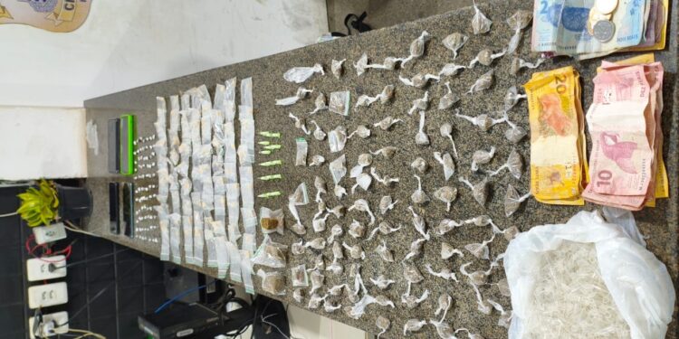 PM prende trio suspeito de tráfico de drogas no interior baiano