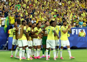 Copa do Mundo: Brasil vira com gol no fim e avança