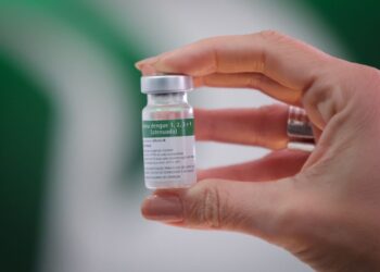 Governo suspende vacina contra dengue após mortes suspeitas