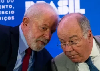 Omisso, governo brasileiro é informado sobre aplicação do tarifaço dos EUA