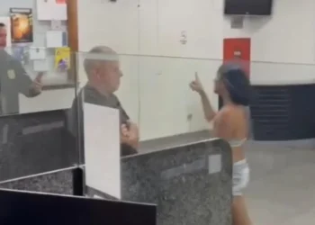 Mulher trans furta celular de policial e tenta fugir de delegacia