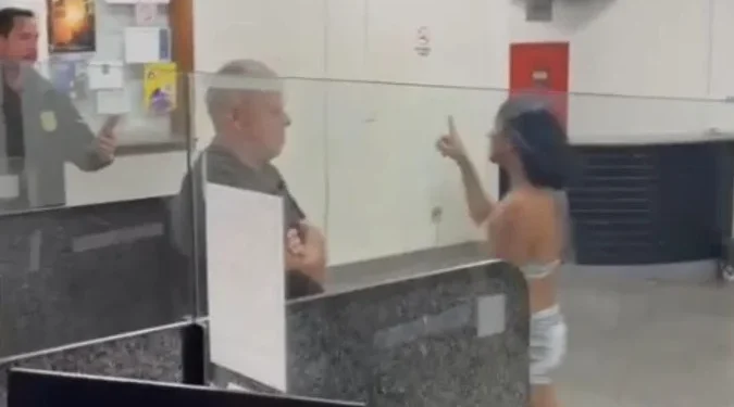 Mulher trans furta celular de policial e tenta fugir de delegacia