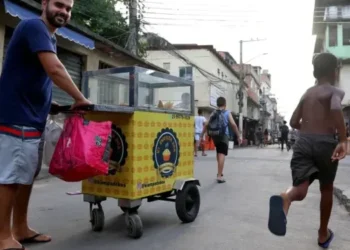 Dobra número de brasileiros que associam pobreza à preguiça