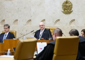 Ao contrário de alguns ditadores, Fachin diz que críticas ao STF fortalecem democracia