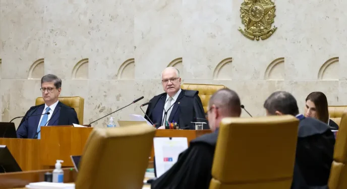 Ao contrário de alguns ditadores, Fachin diz que críticas ao STF fortalecem democracia