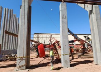 Galpão em construção desaba e deixa 4 trabalhadores mortos e feridos na Bahia