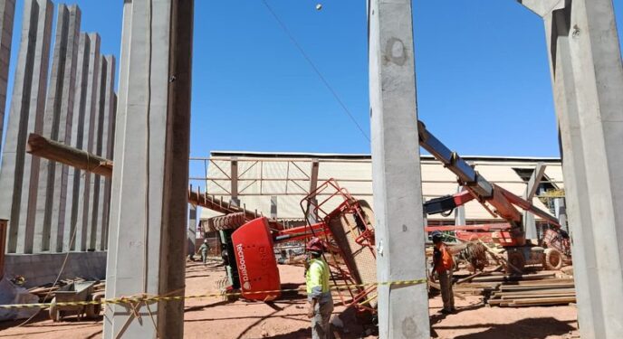 Galpão em construção desaba e deixa 4 trabalhadores mortos e feridos na Bahia