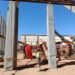 Galpão em construção desaba e deixa 4 trabalhadores mortos e feridos na Bahia