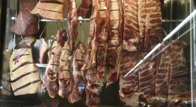 Taxação chinesa faz exportação de carne bovina ter grande recuo em agosto