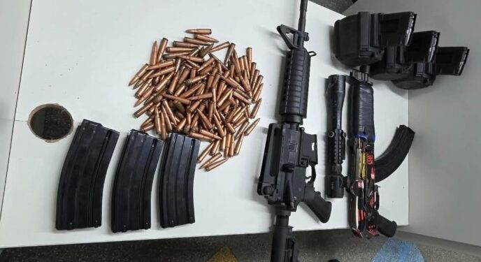 PM prende homem e apreende fuzis, carregadores e munições avaliados em R$ 200 mil