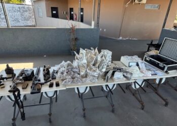 PM apreende drogas e dois fuzis na Bahia